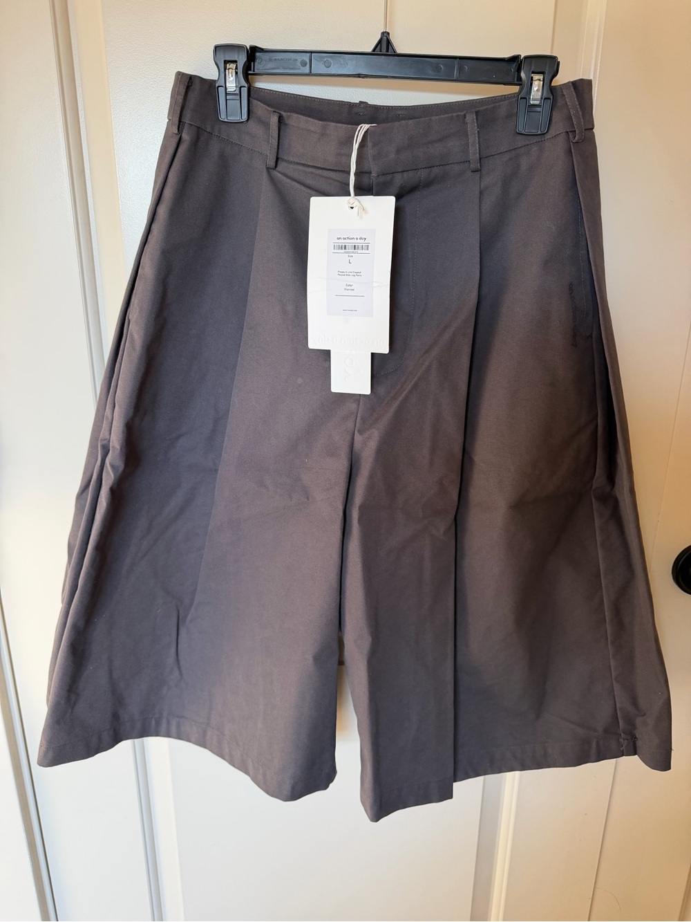 NWT An Action A Day Charcoal Pleated Wide Leg Cropped Pants L